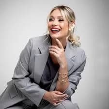 Aline Salvi, maquiadora profissional e especialista em extensão de cílios em Biguaçu